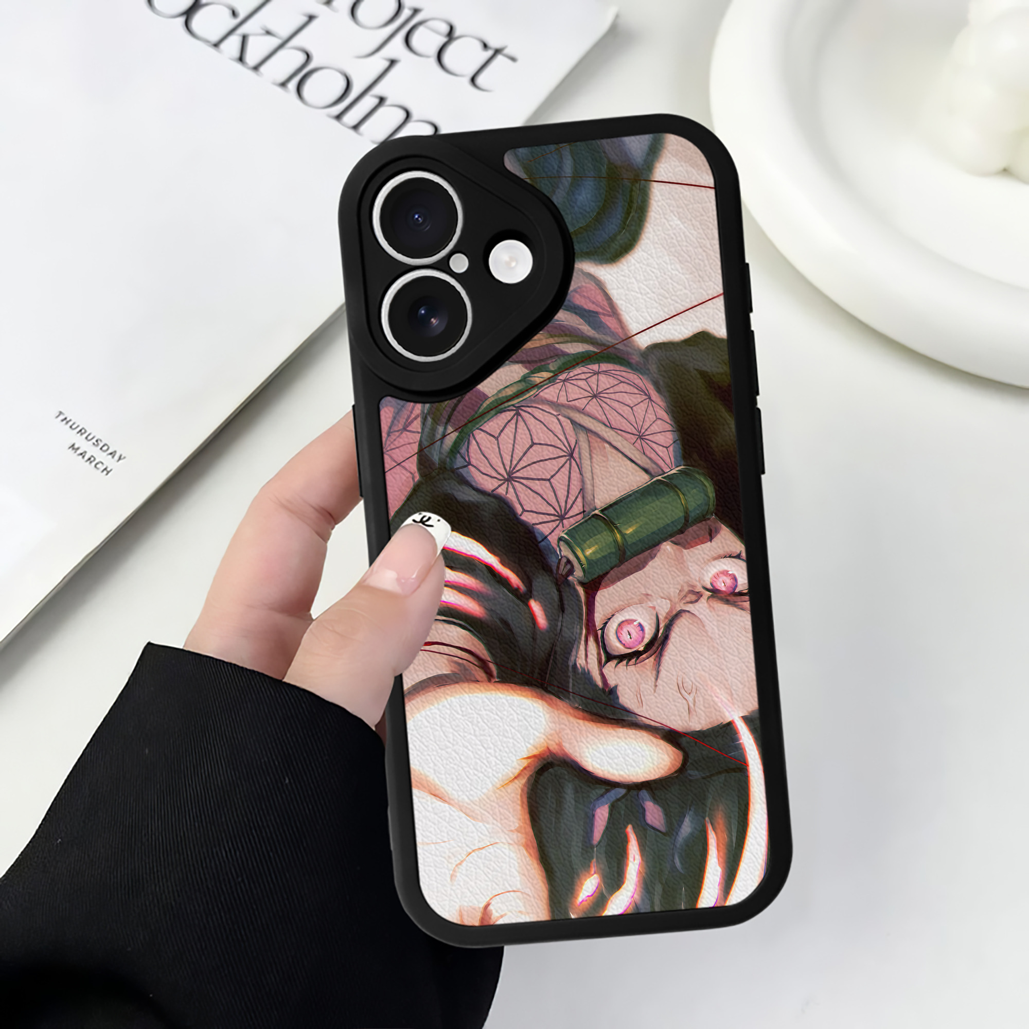 （画像用） 鬼滅の刃（きめつのやいば）竈門 禰󠄀豆子／かまど ねずこ Kamado Nezuko 【iPhone 16シリーズ対応】シリコンスマホケース（レザー調） 材質：シリコン